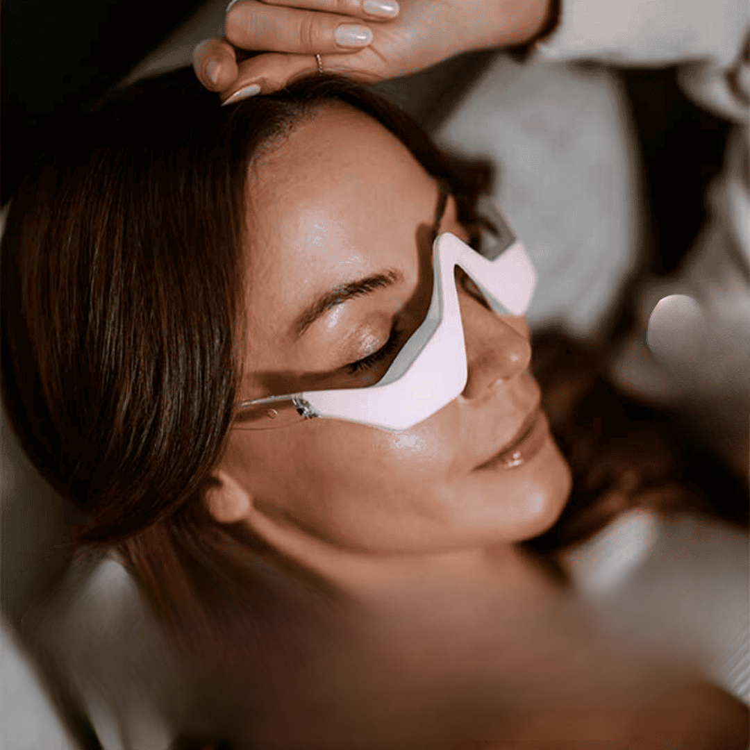 EyeGlow Rejuvenating Red Light Therapy | Strålande ögonområde och mindre rynkor och fina linjer